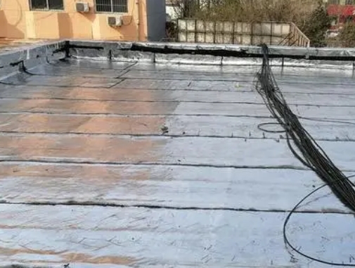 宁化卫生间漏水维修公司分享下宁化屋面楼顶防水刚性防水层施工要点。
